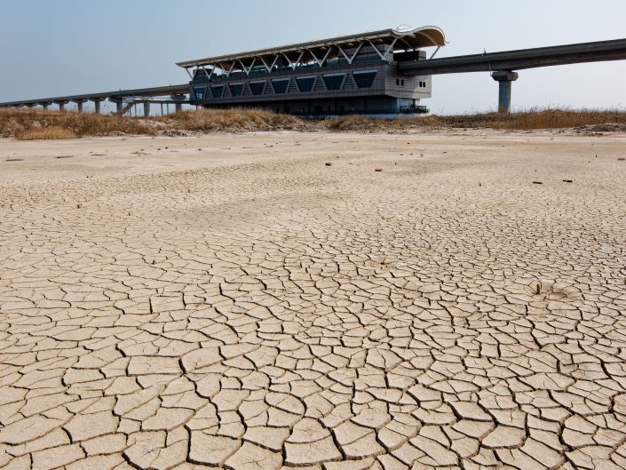 Subway station in the Gobi Desert（戈壁滩上的地铁站）